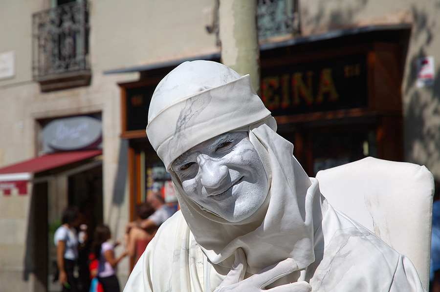 Живая скульптура на Рамбла в Барселоне