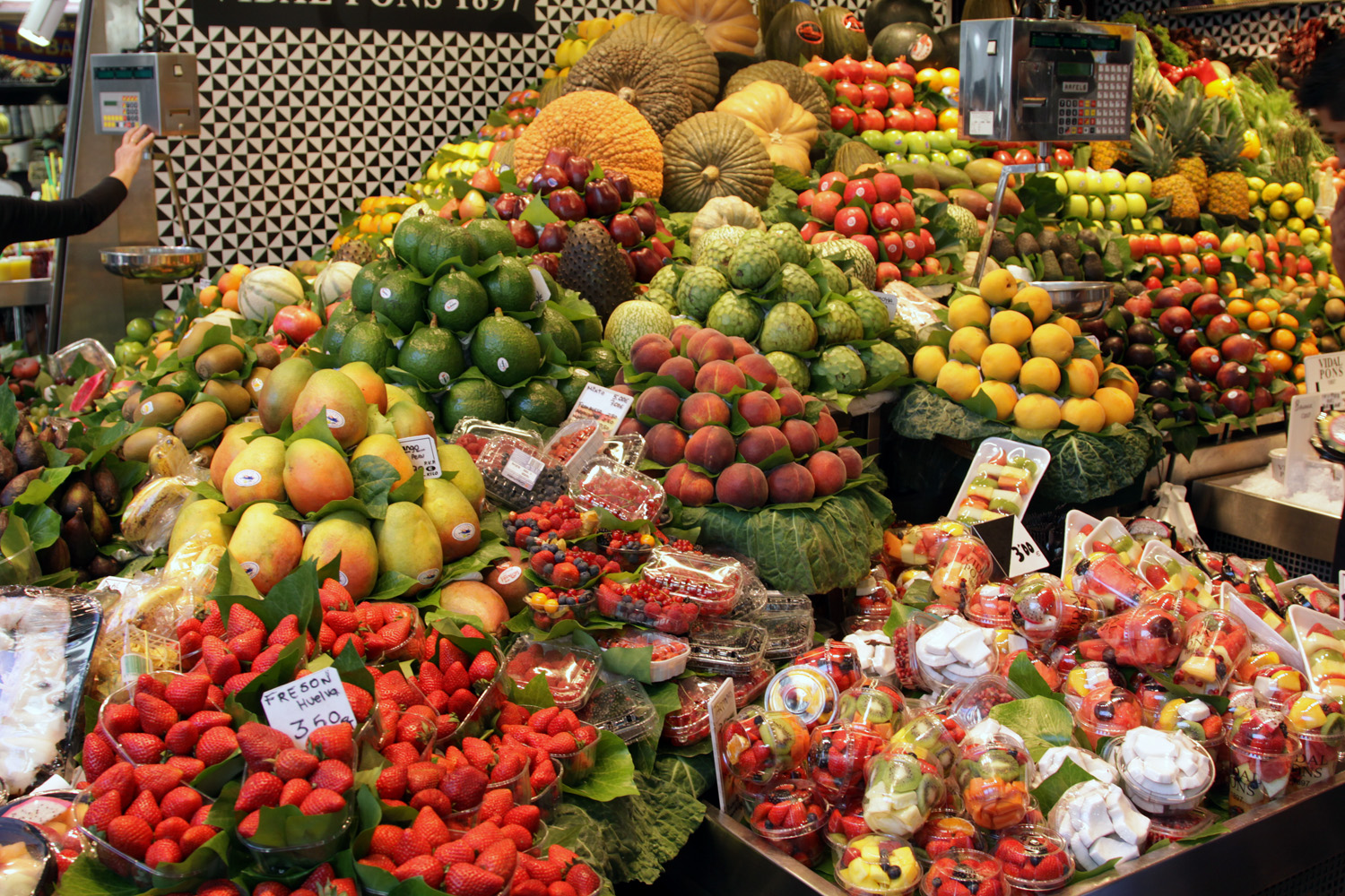 Прилавок с фруктами на рынке Бокерия