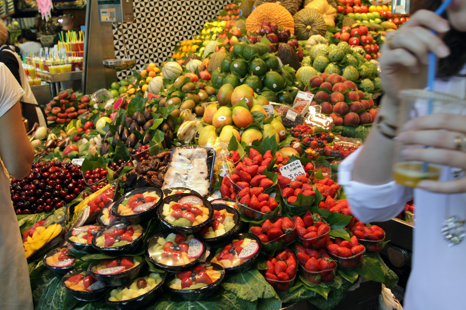 Фруктовые коктейли на вынос на рынке Бокерия