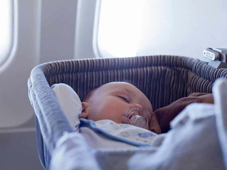 Люлька с ребенком в самолете