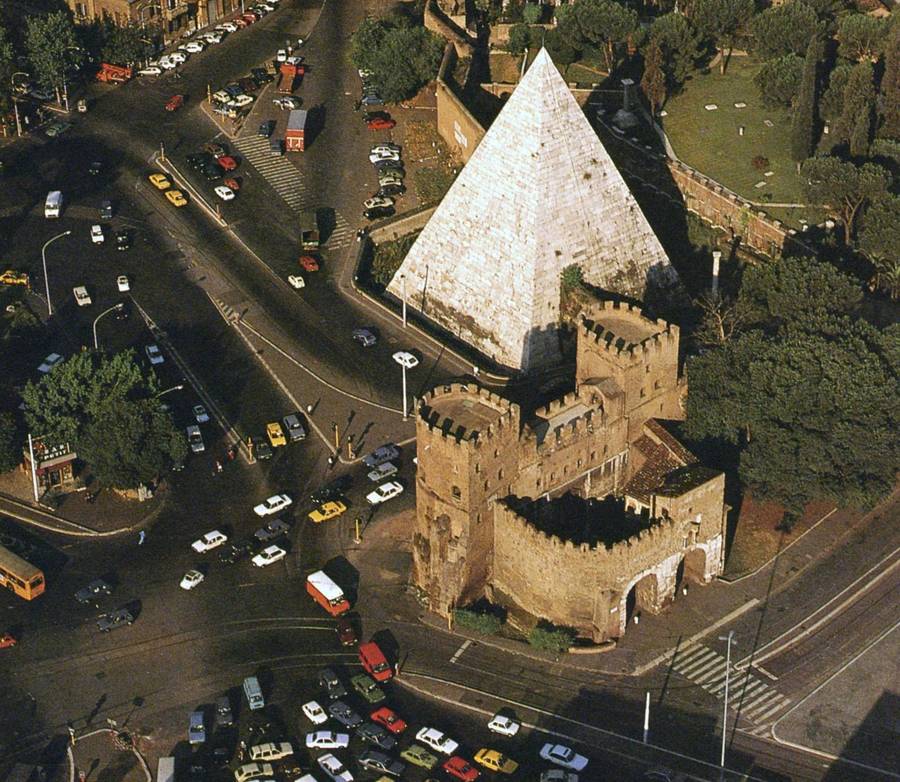 Вид сверху на пирамиду Цестия