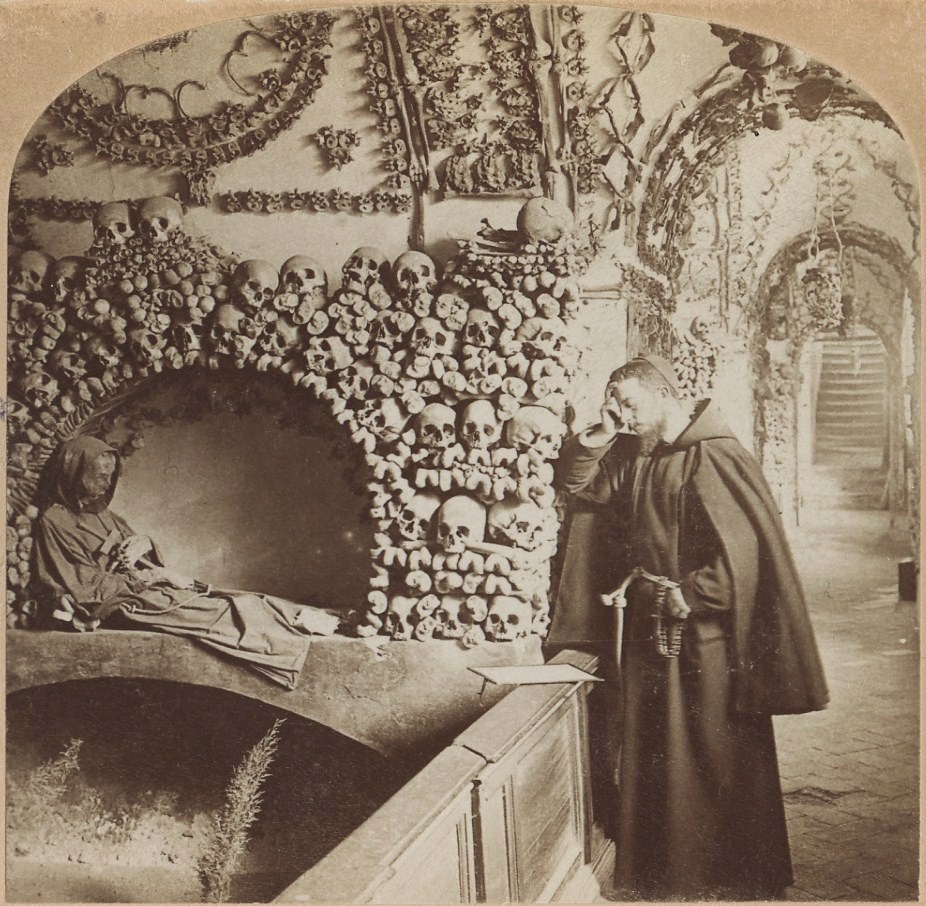 Монах в крипте капуцинов в Риме