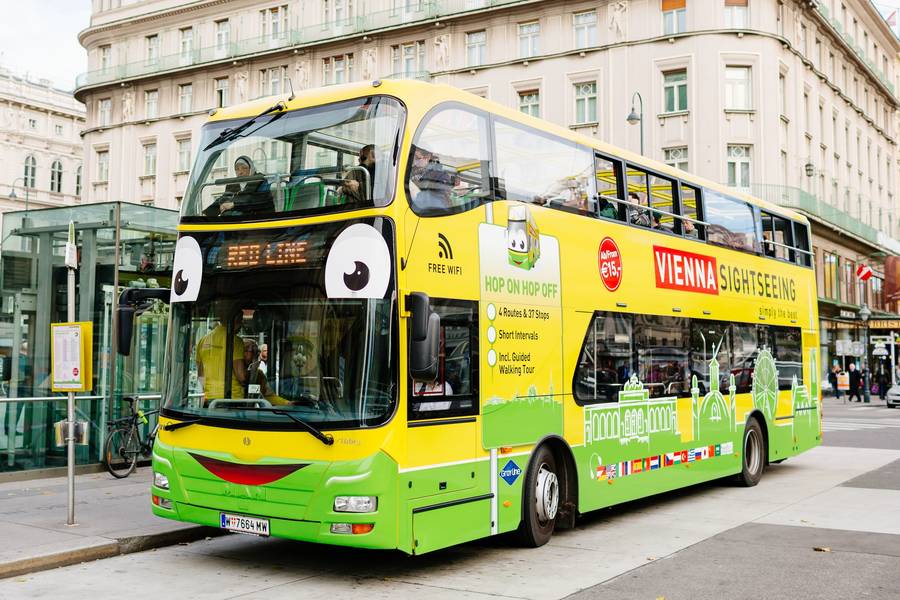 Желтый туристический автобус в Вене