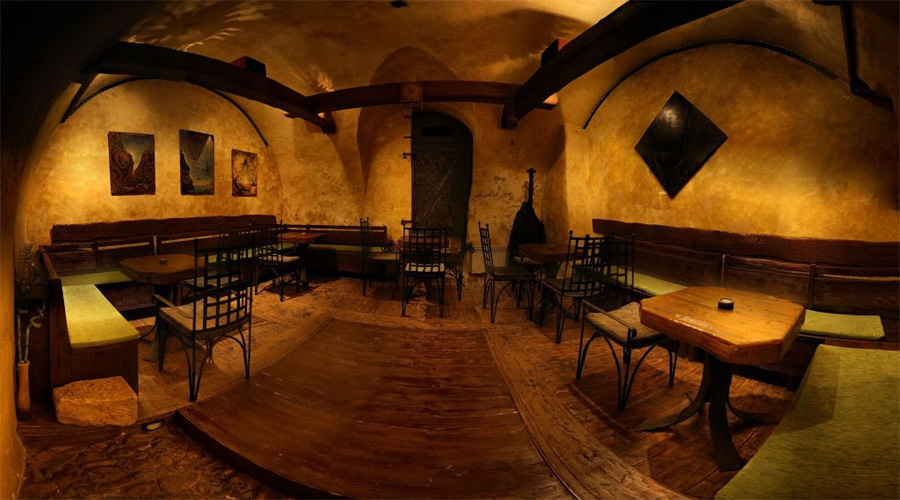 Зал в пивной у черного вола