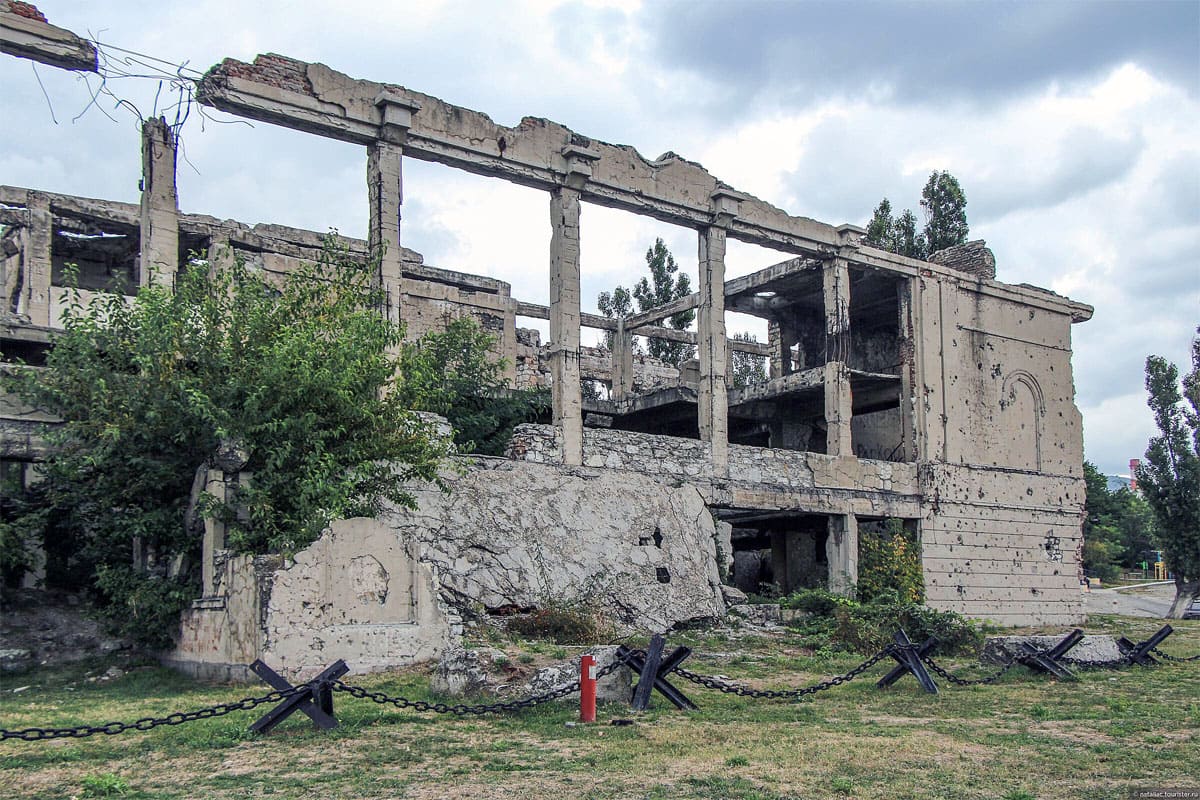 Руины дворца культуры цементников