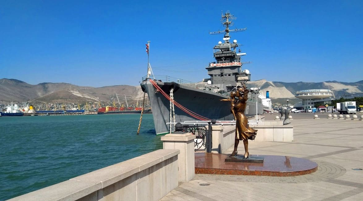 Памятник женам моряков